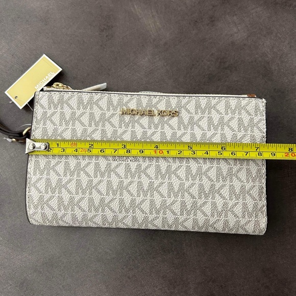BNWT MICHAEL KORS WRISTLET WITH PHONE COMPARTMENT-Vanilla/Monogram - Picture 9 of 10